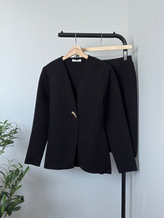 Ensemble noir cardigan bouton doré et jupe courte