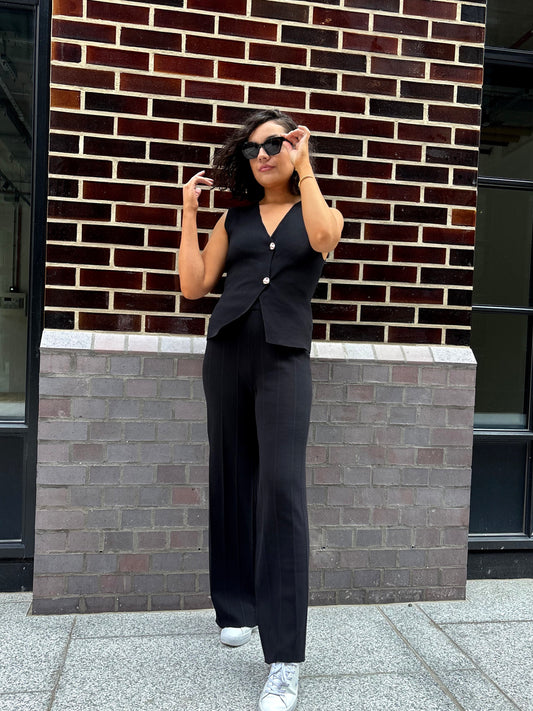 Ensemble en maille noir gilet sans manches boutons dorés et pantalon évasé