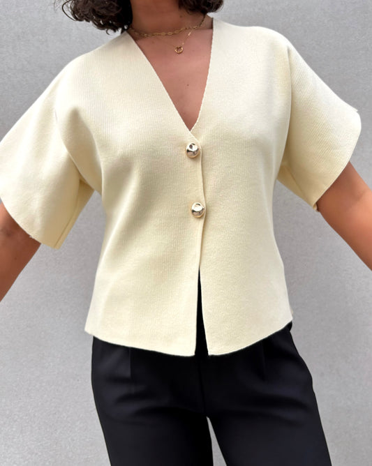 T-shirt en maille jaune pastel boutons dorés