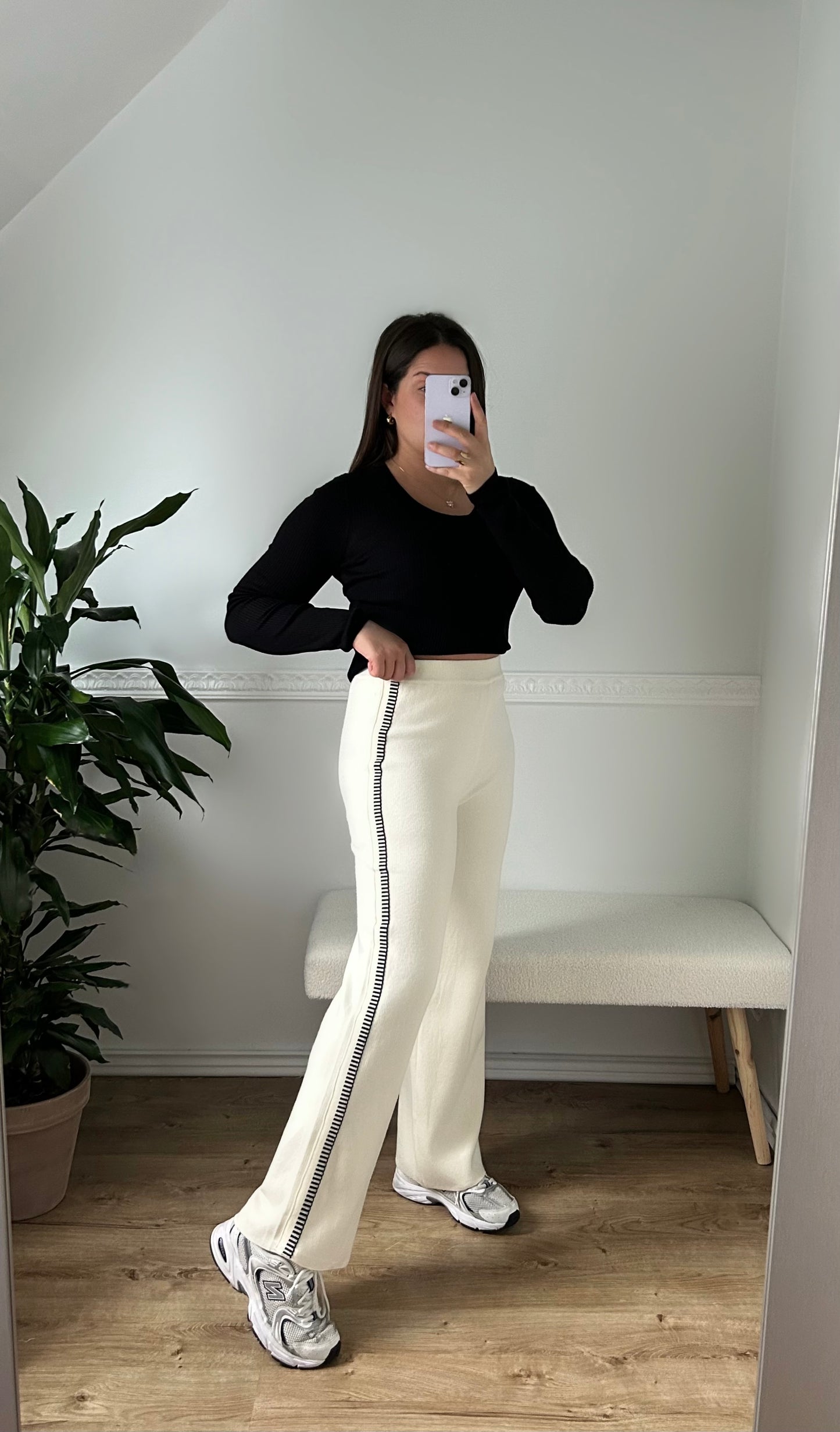Le Pantalon en Maille Crème Détails Bande Noires