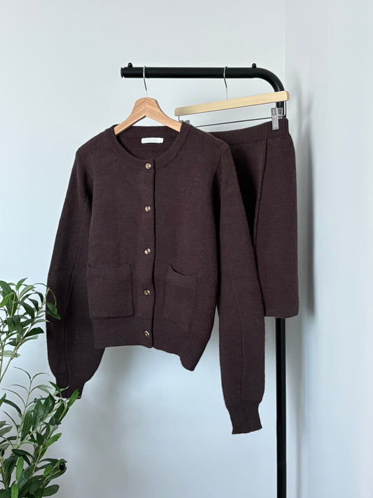 Ensemble marron cardigan et jupe courte
