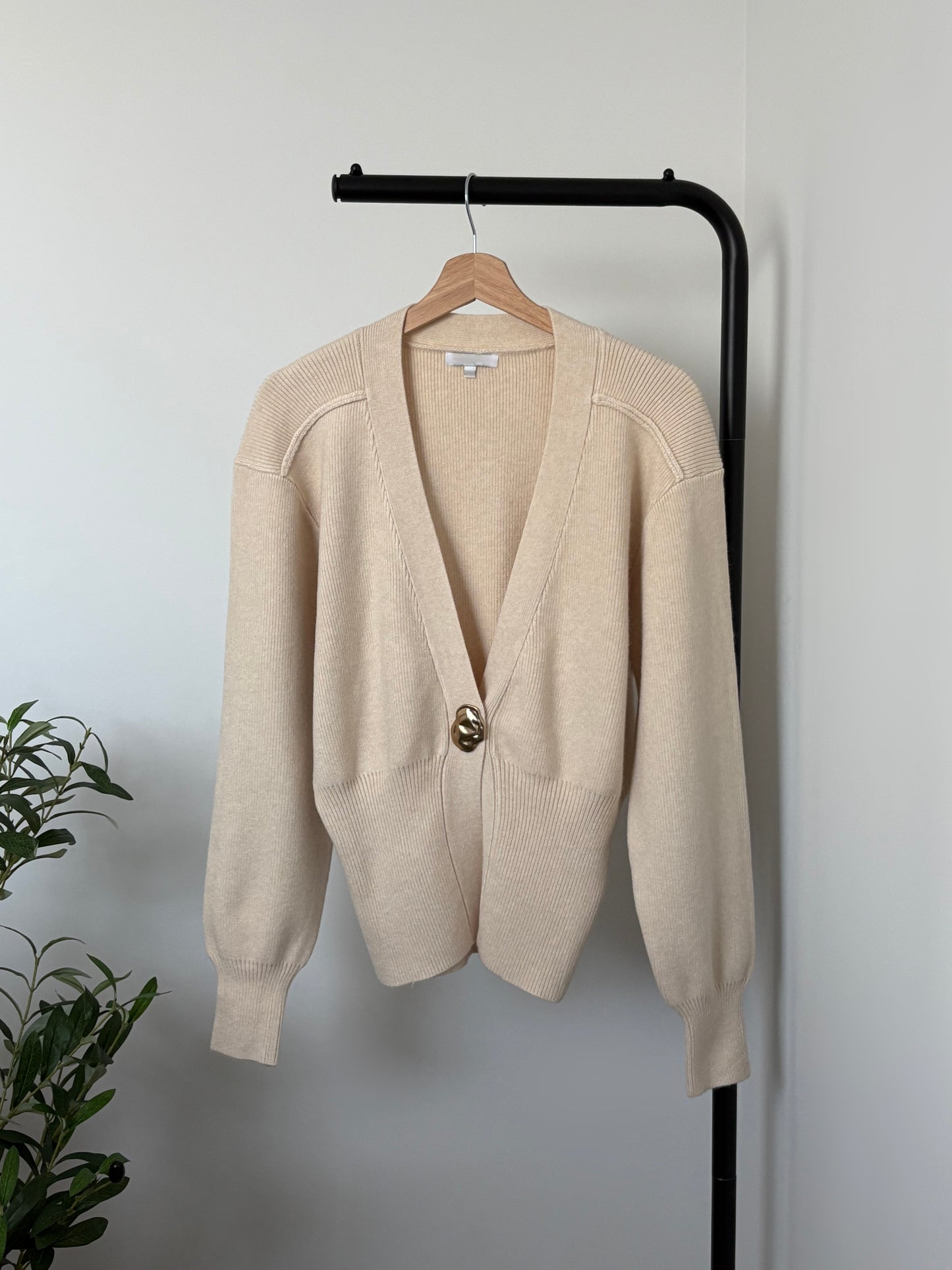 Cardigan beige col V bouton doré