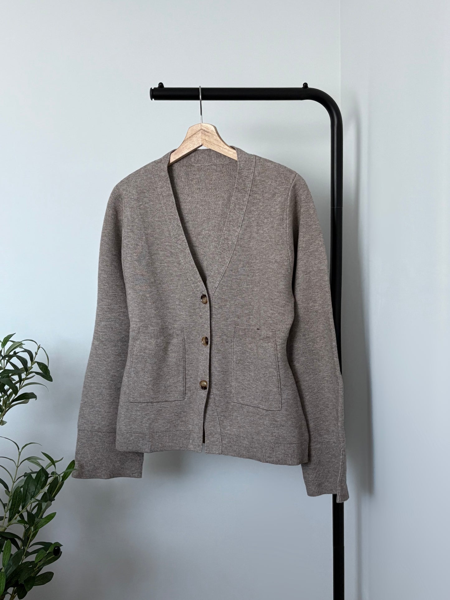 Cardigan cintré en laine col V taupe