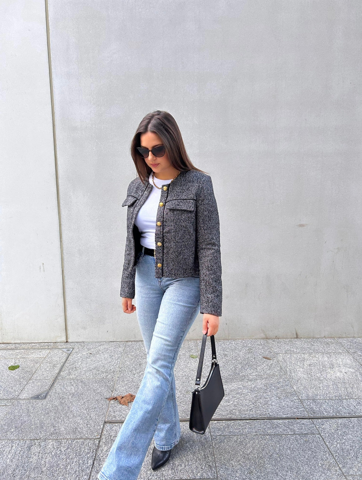 La Veste à Chevrons Noir et Blanc Boutons Dorés