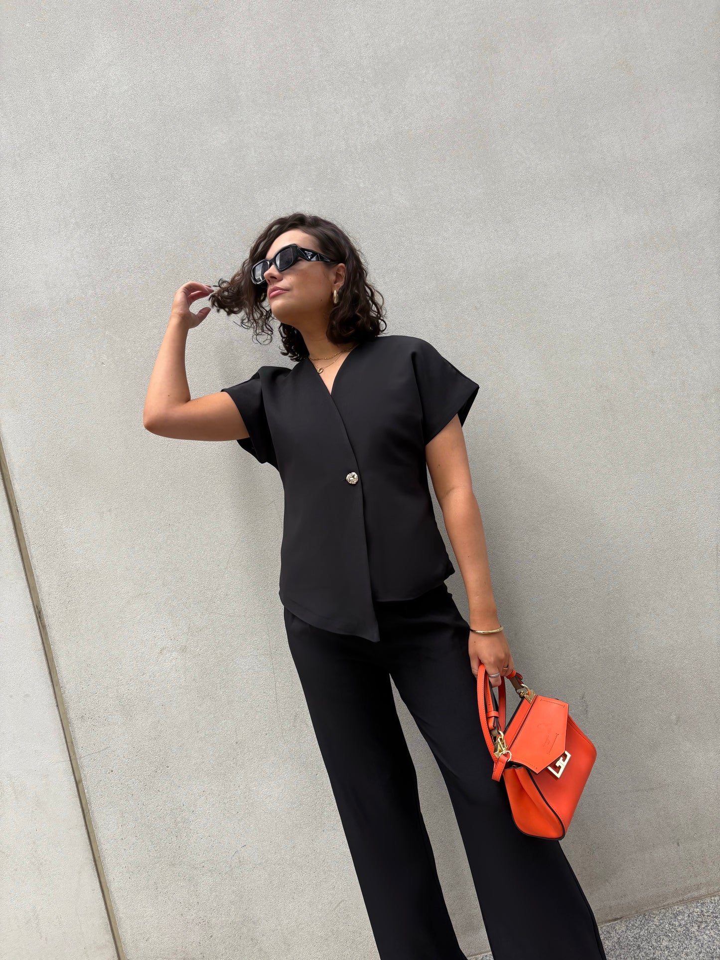 Blouse asymétrique manches courtes bouton doré