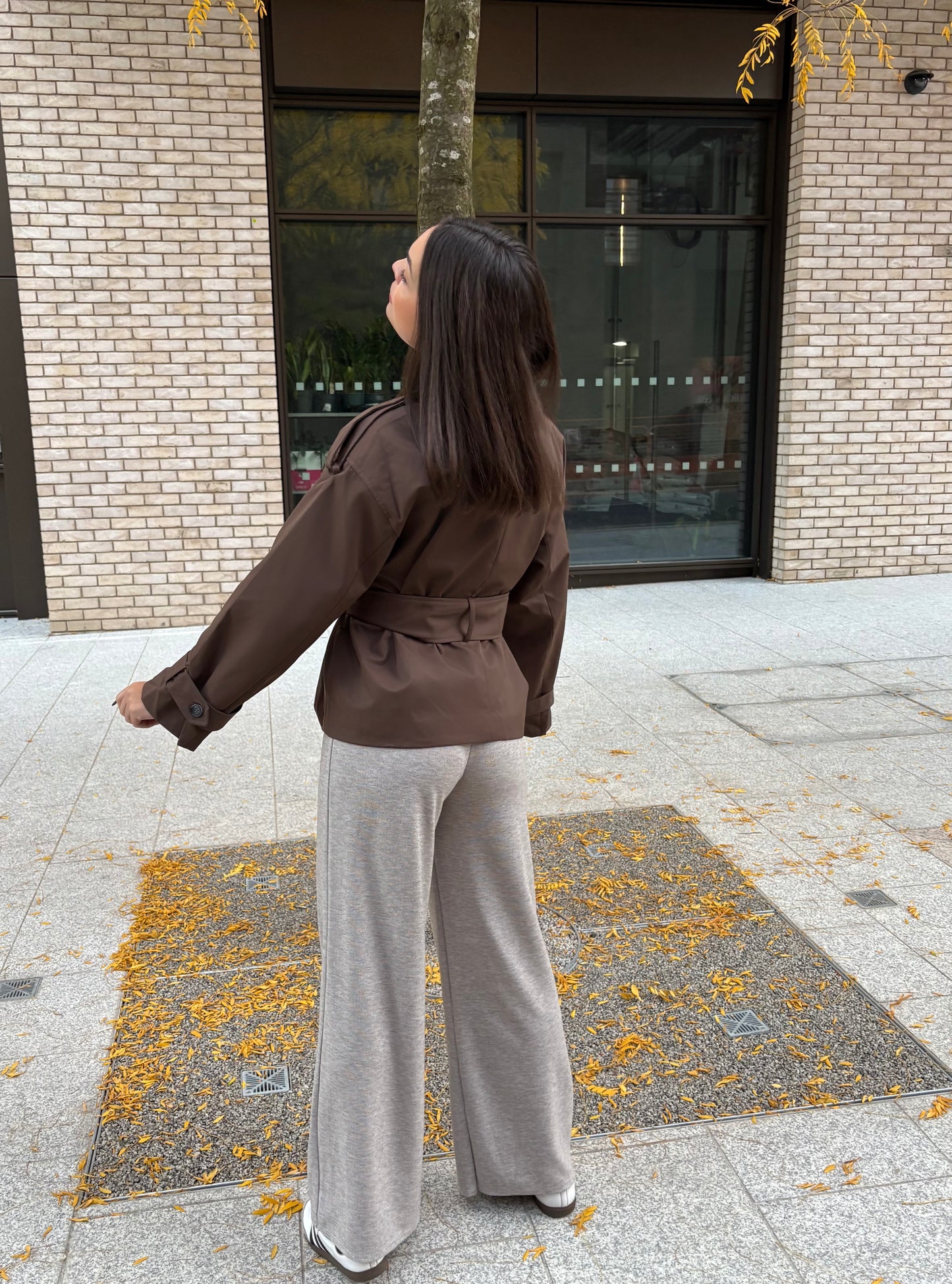 Trench coat court marron avec ceinture