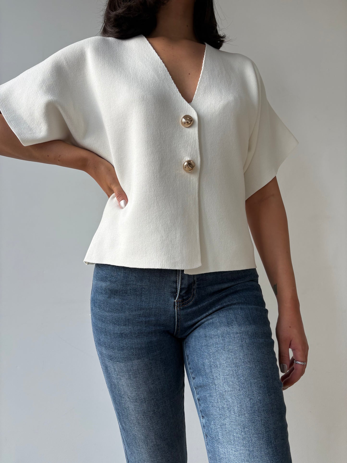 T-shirt en maille blanc boutons dorés