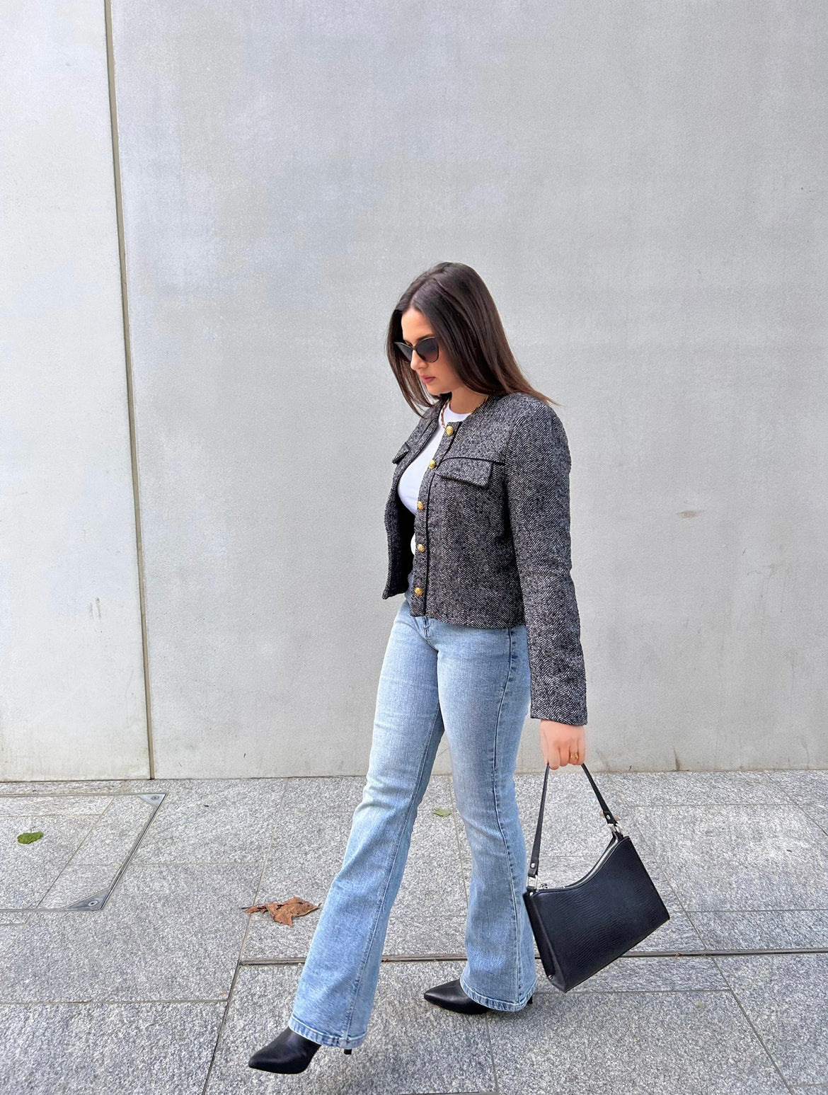 La Veste à Chevrons Noir et Blanc Boutons Dorés
