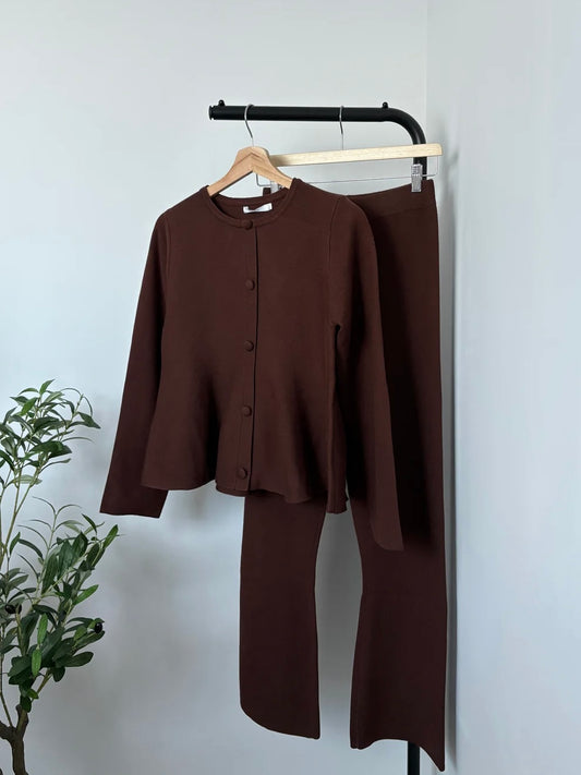 Ensemble marron pull cardigan à volant et pantalon évasé