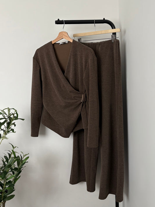Brown Comfort Set Top with Gold Buckle & wide-leg Pants 