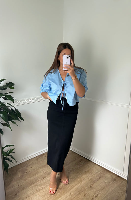 Blouse bleu ciel col V à nouer sur le devant