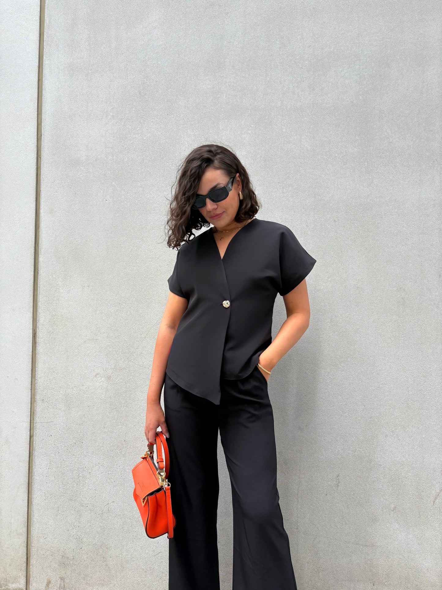 Blouse asymétrique manches courtes bouton doré