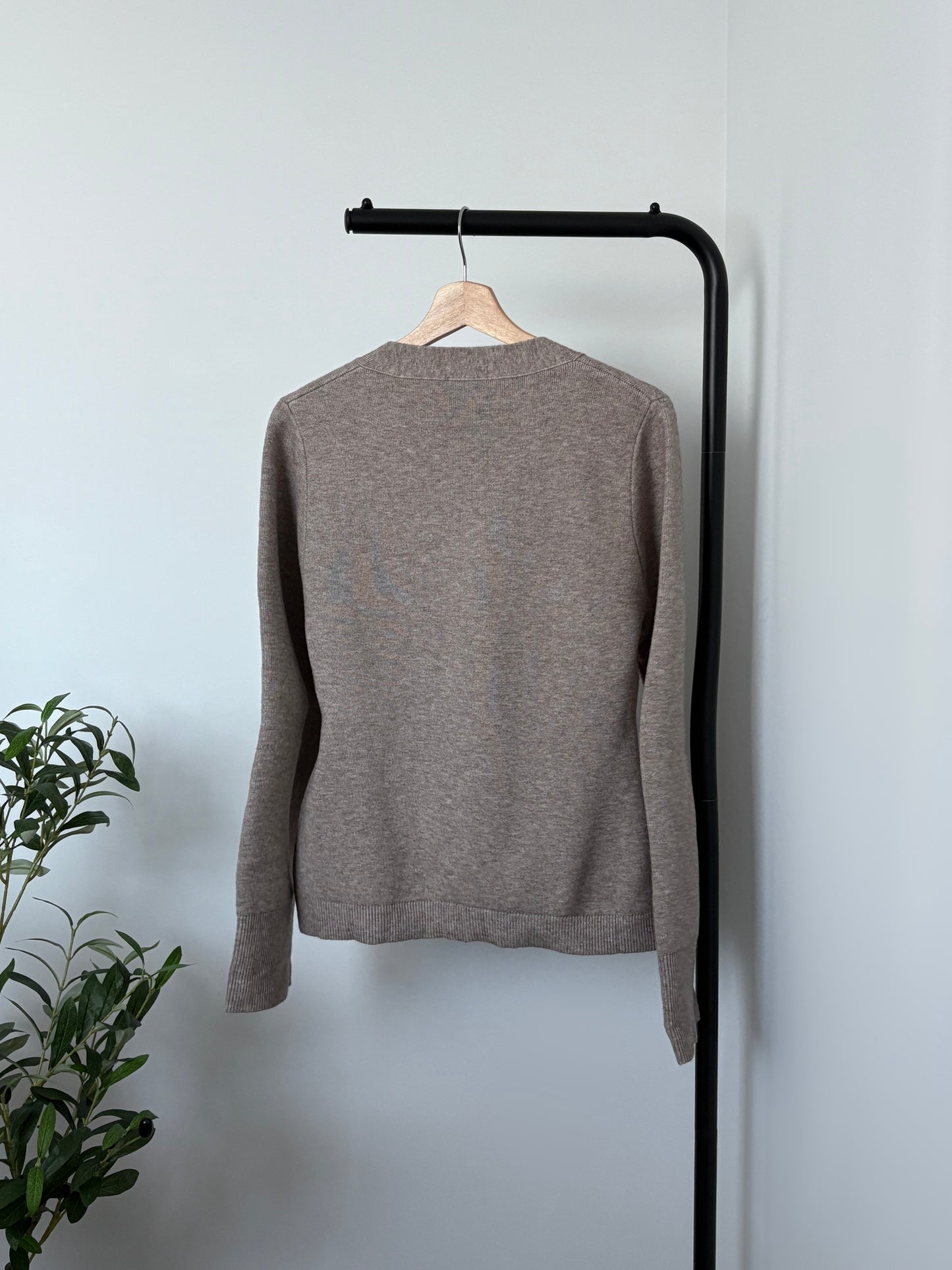 Cardigan cintré en laine col V taupe