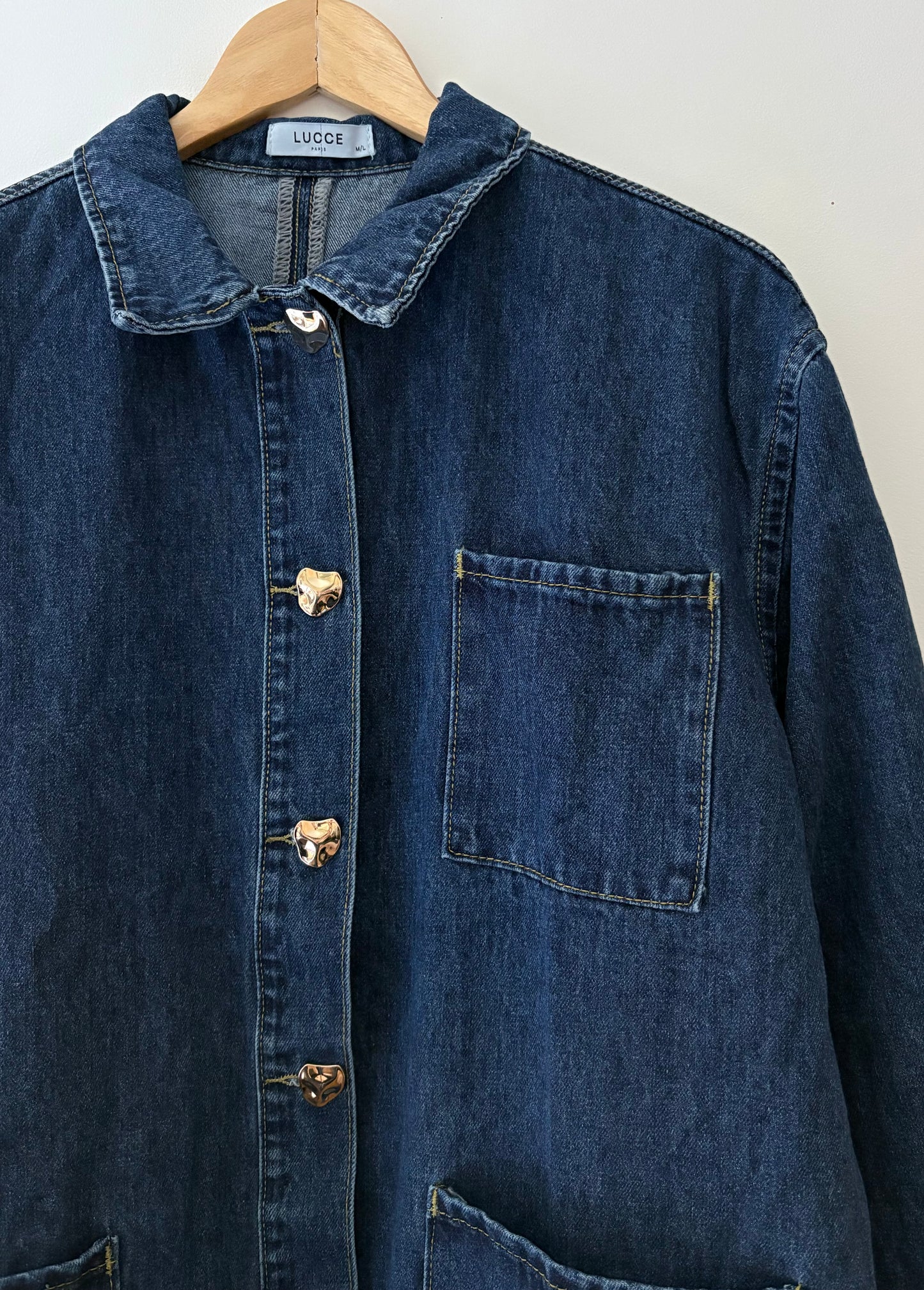 Veste en jean bleu foncé boutons dorés