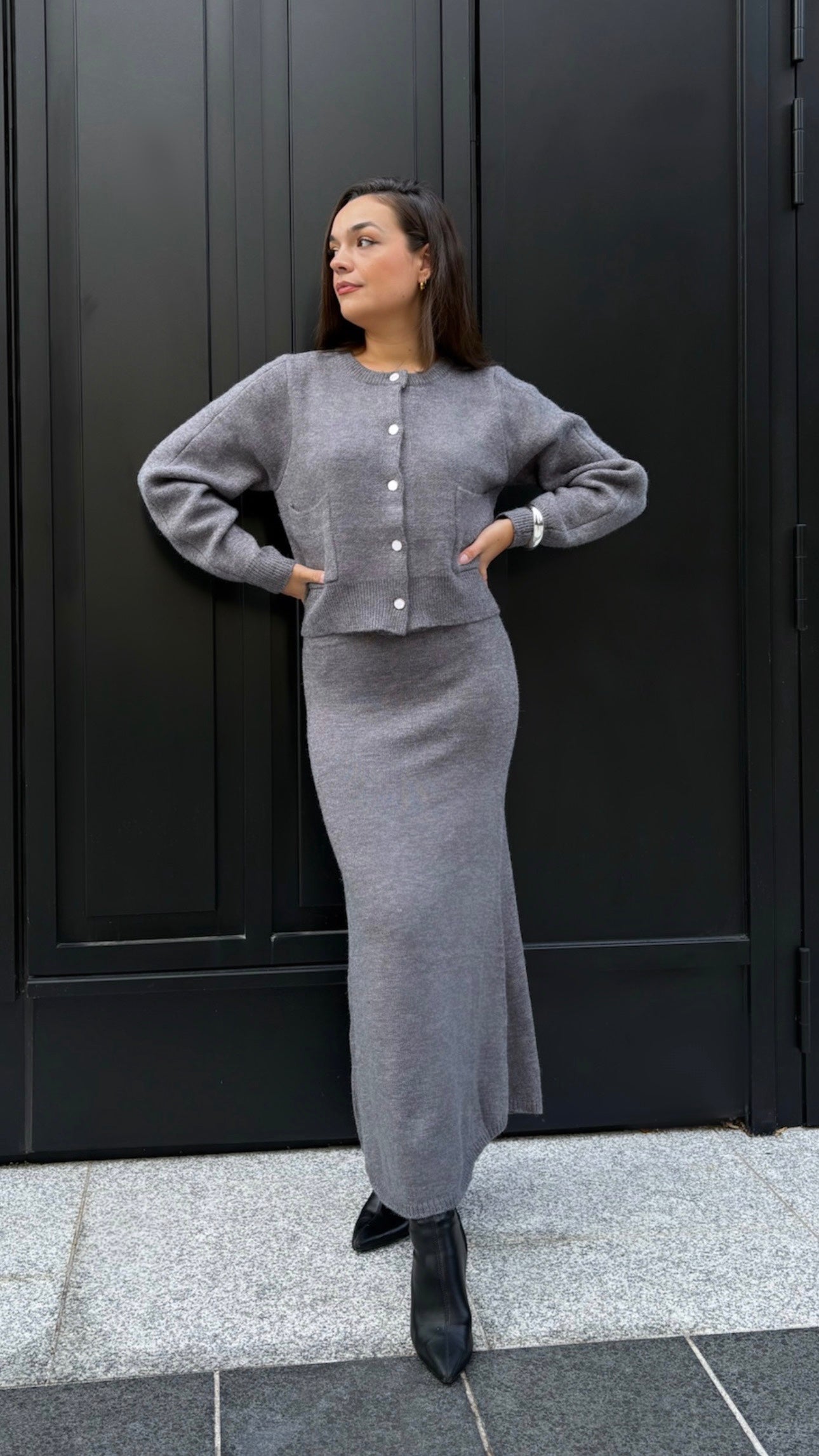 Ensemble gris cardigan et jupe longue