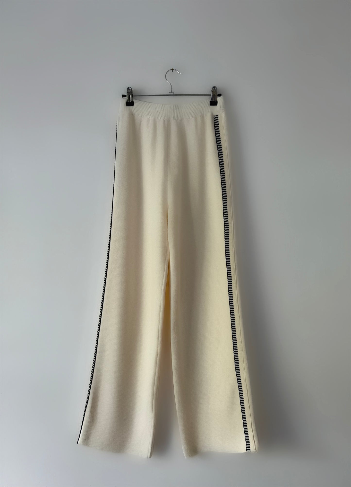 Le Pantalon en Maille Crème Détails Bande Noires