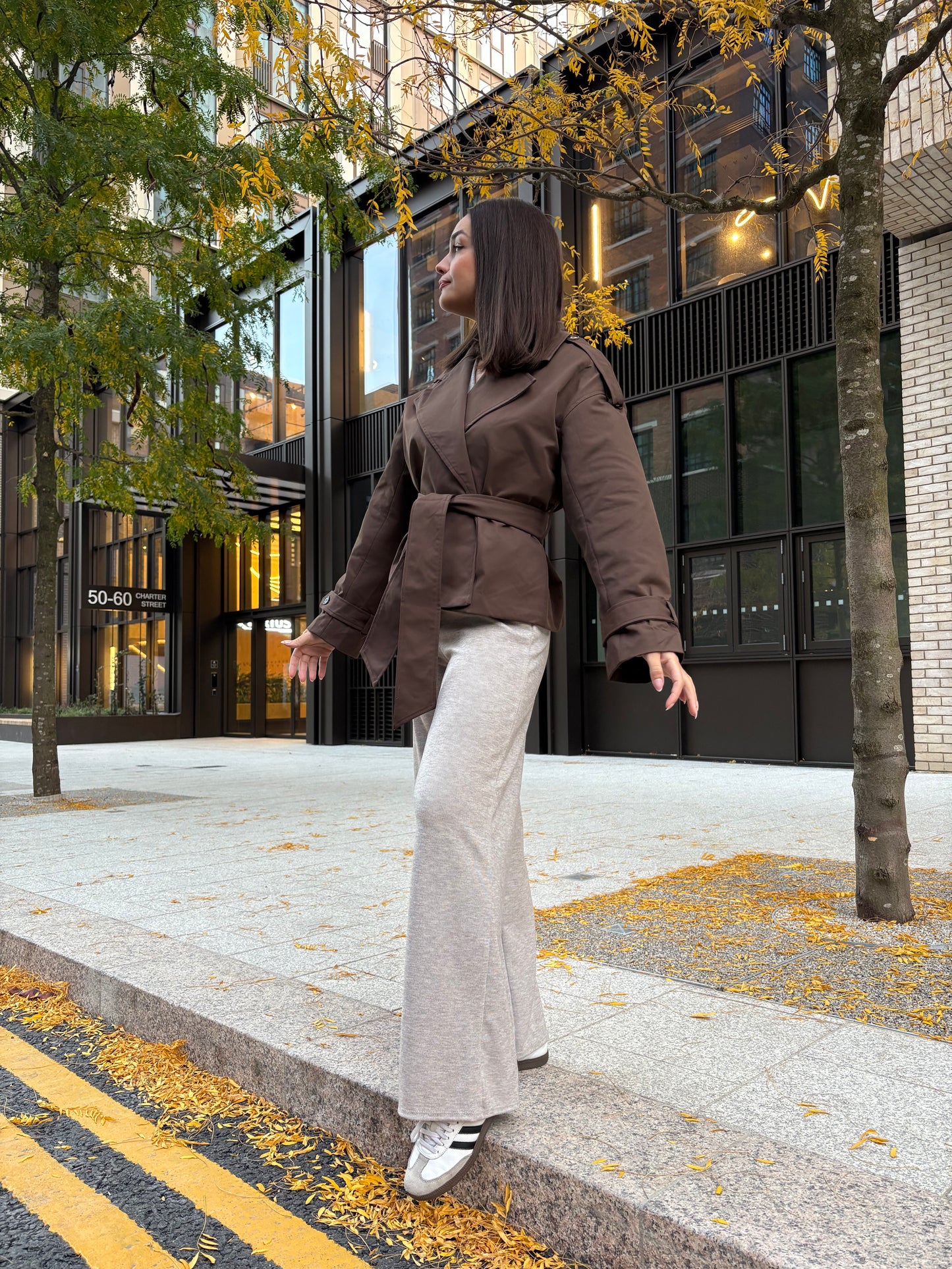 Trench coat court marron avec ceinture