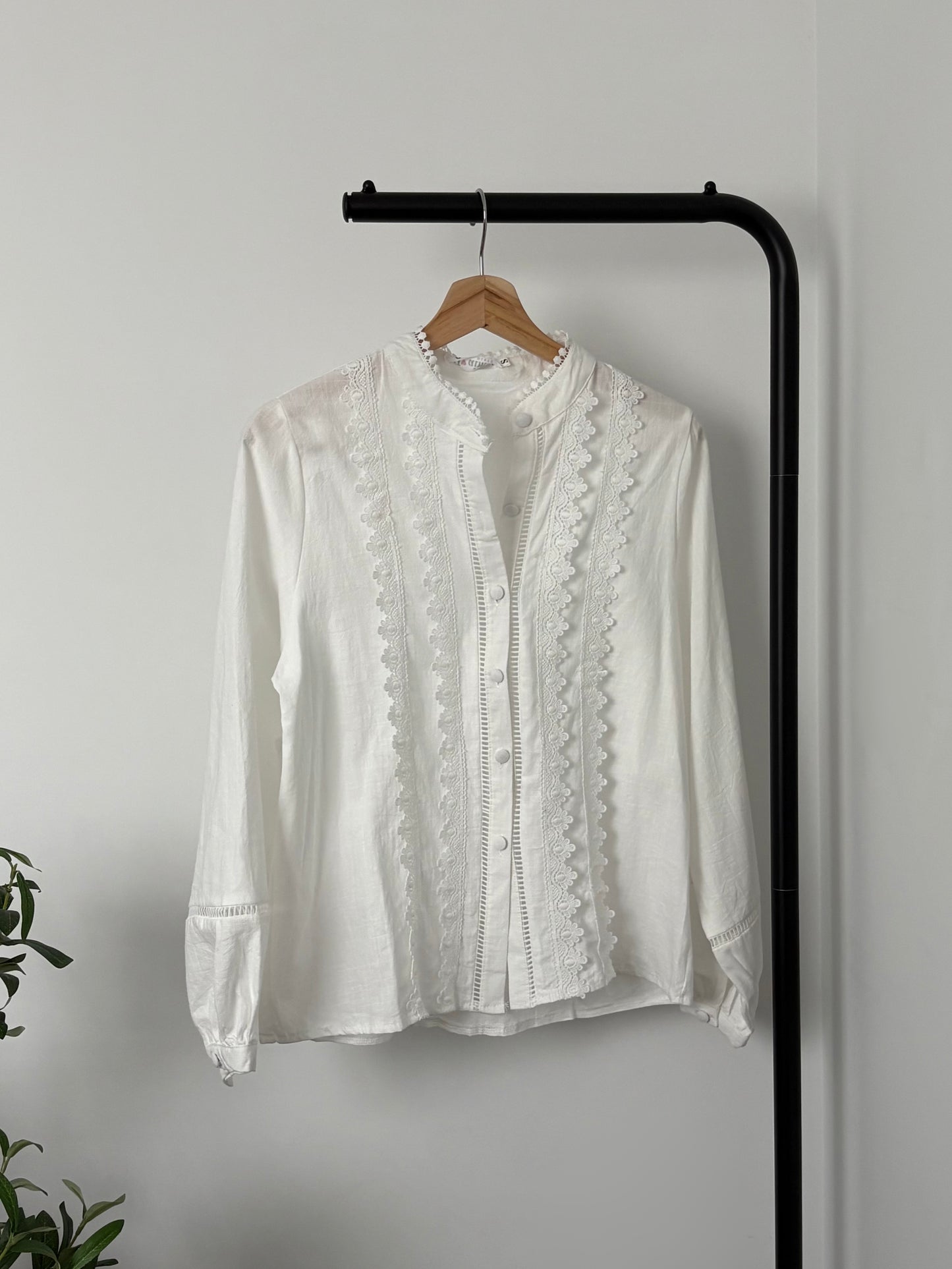 Chemise blanche en coton brodée