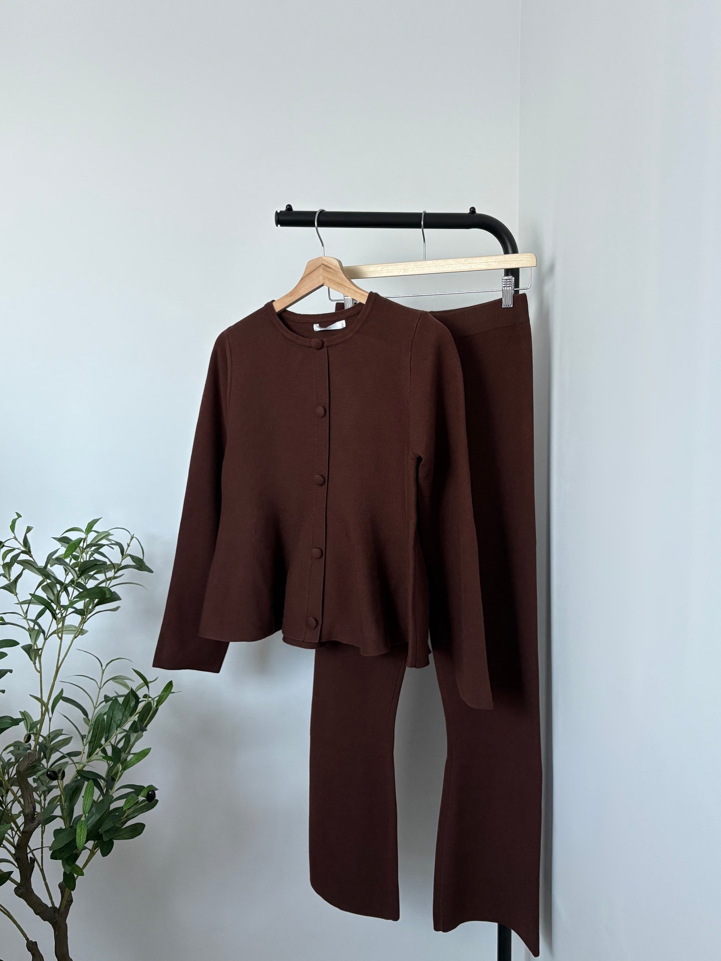 Ensemble marron pull cardigan à volant et pantalon évasé