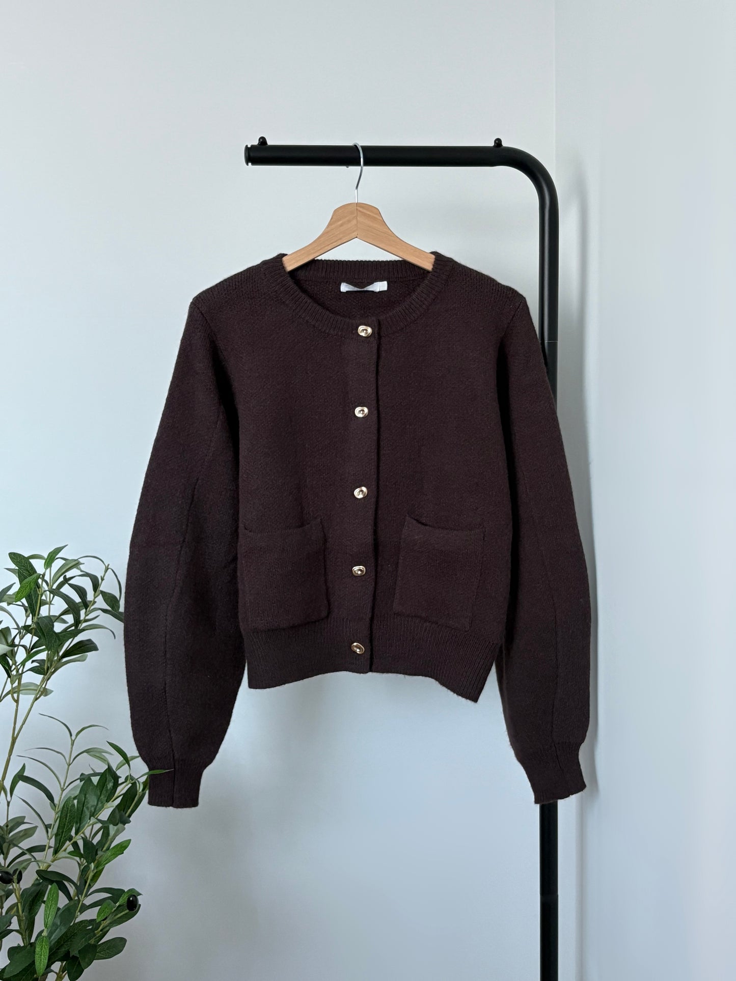 Ensemble marron cardigan et jupe courte