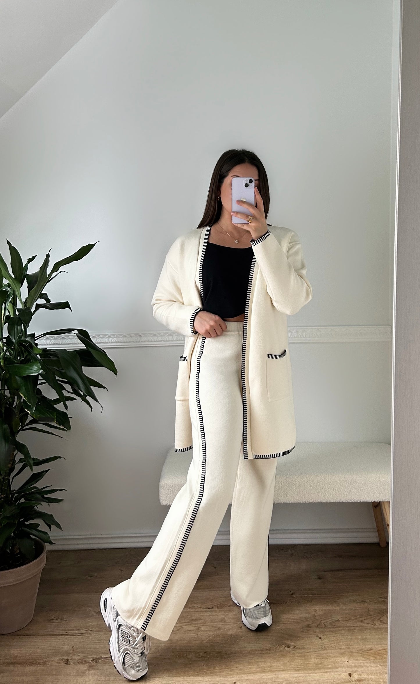 Le Pantalon en Maille Crème Détails Bande Noires