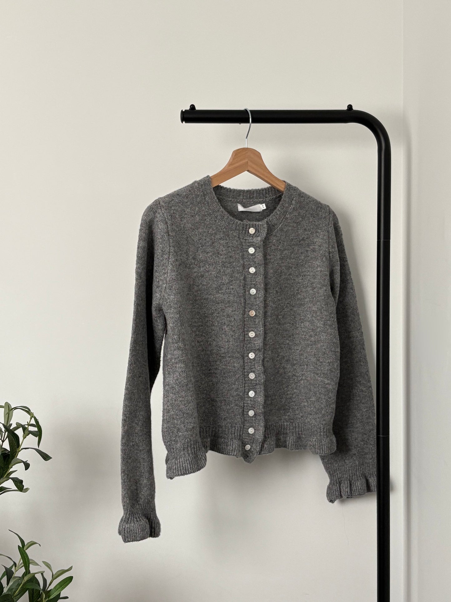 Grey wool cardigan with a rippled pattern