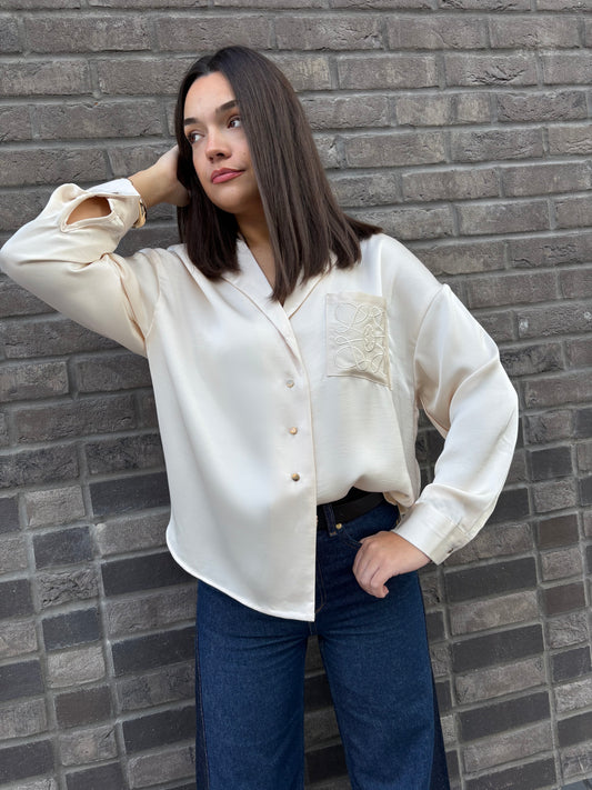 Chemise satinée crème poche brodée