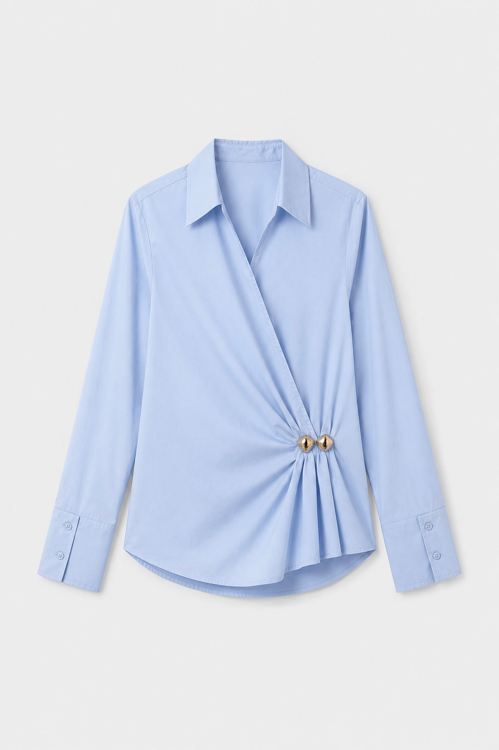 Chemise en coton bleue ciel croisée à boutons dorés