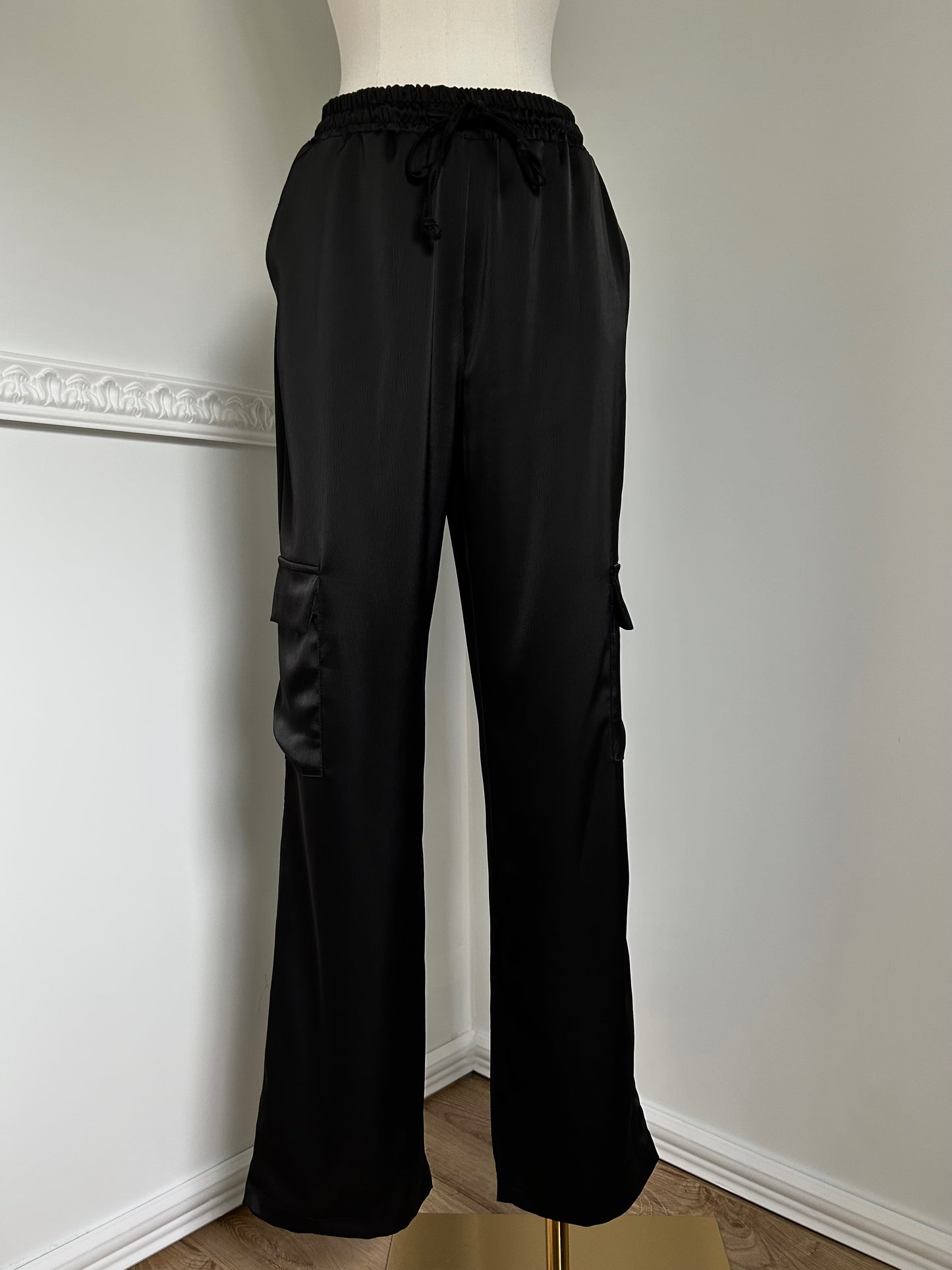 Pantalon cargo noir effet satiné