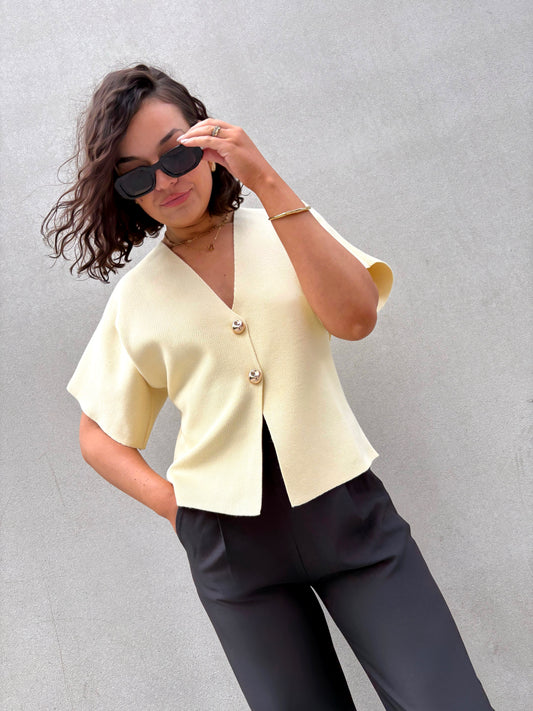 T-shirt en maille jaune pastel boutons dorés