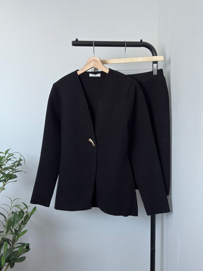 Ensemble noir cardigan bouton doré et jupe courte