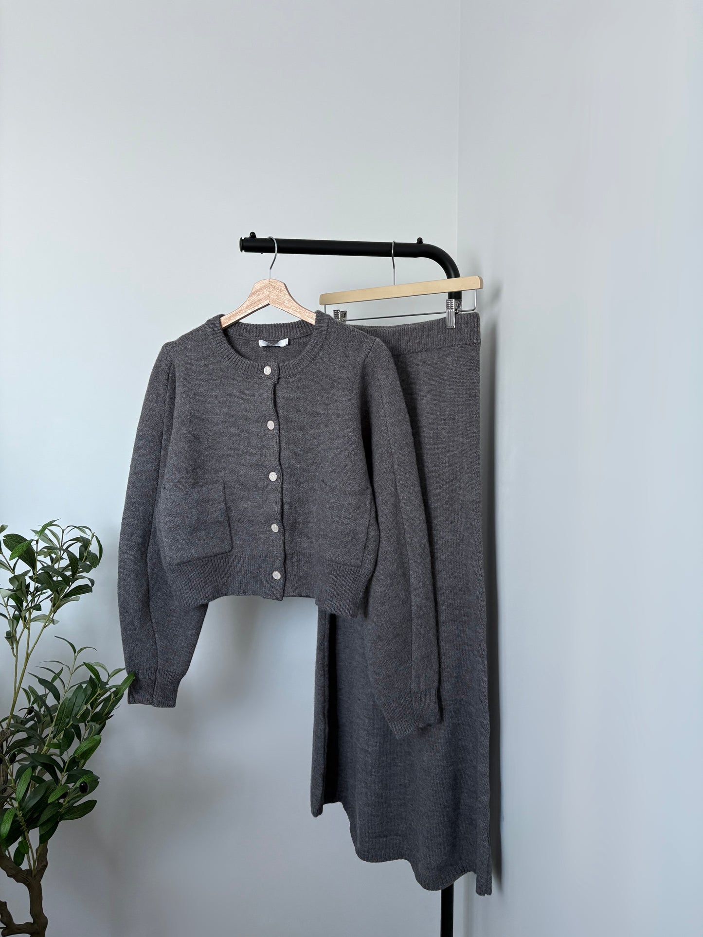 Ensemble gris cardigan et jupe longue