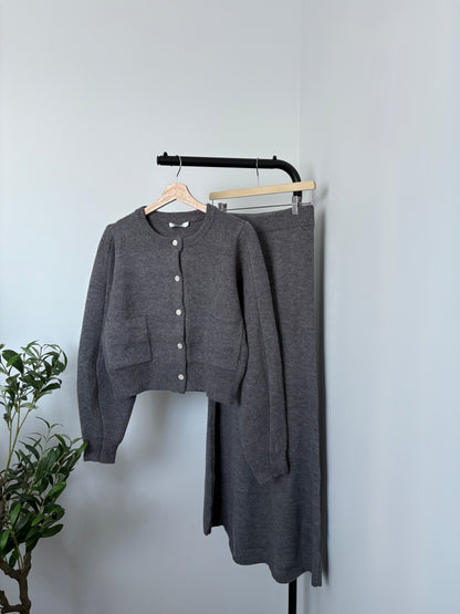 Ensemble gris cardigan et jupe longue