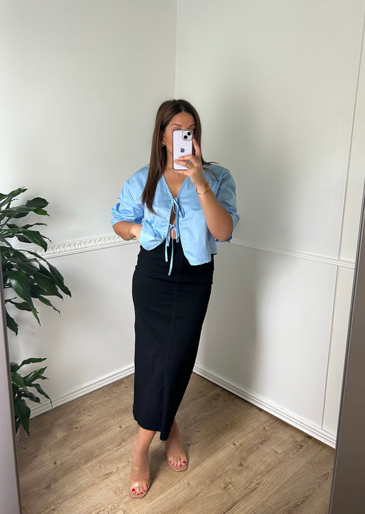 Blouse bleu ciel col V à nouer sur le devant