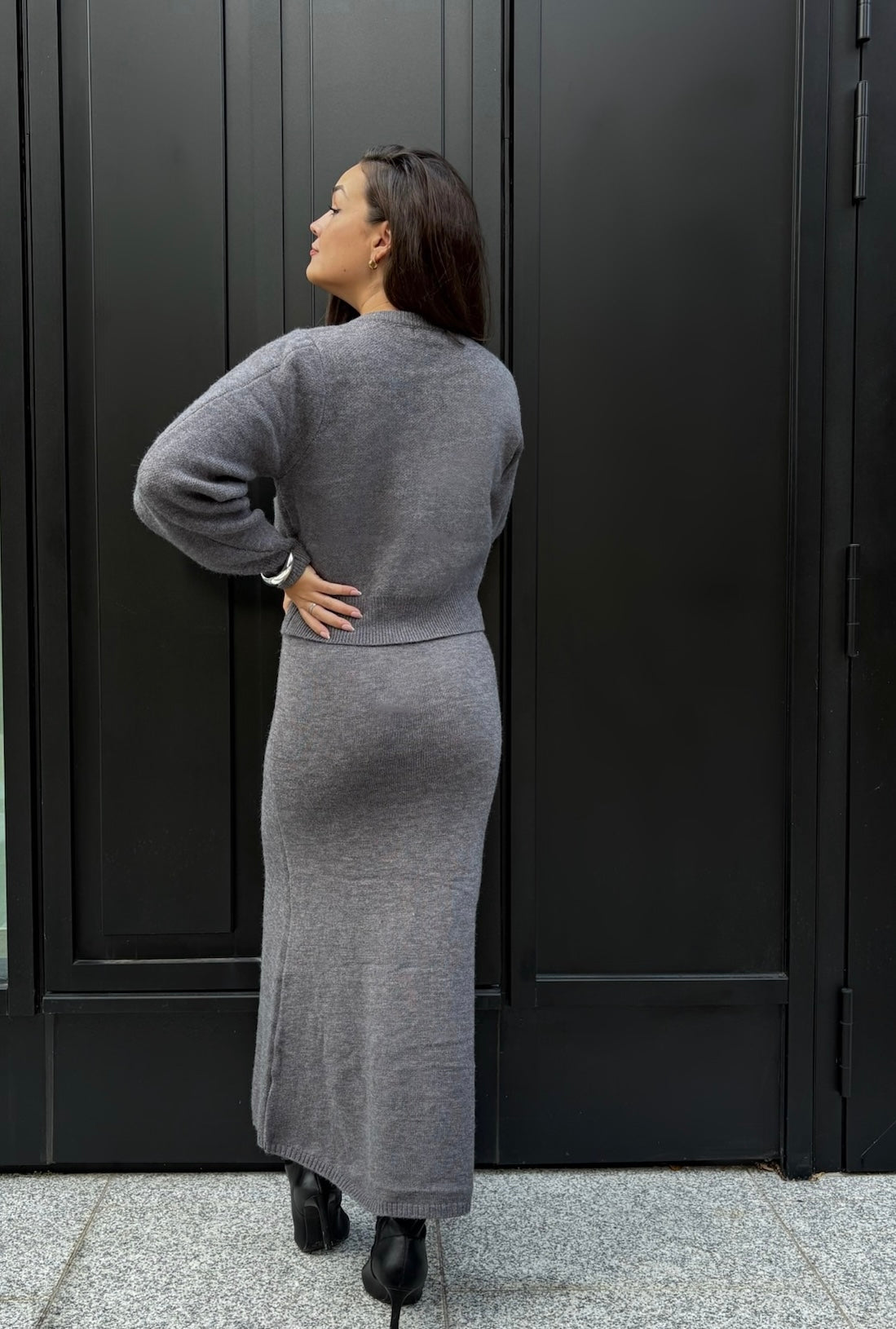 Ensemble gris cardigan et jupe longue