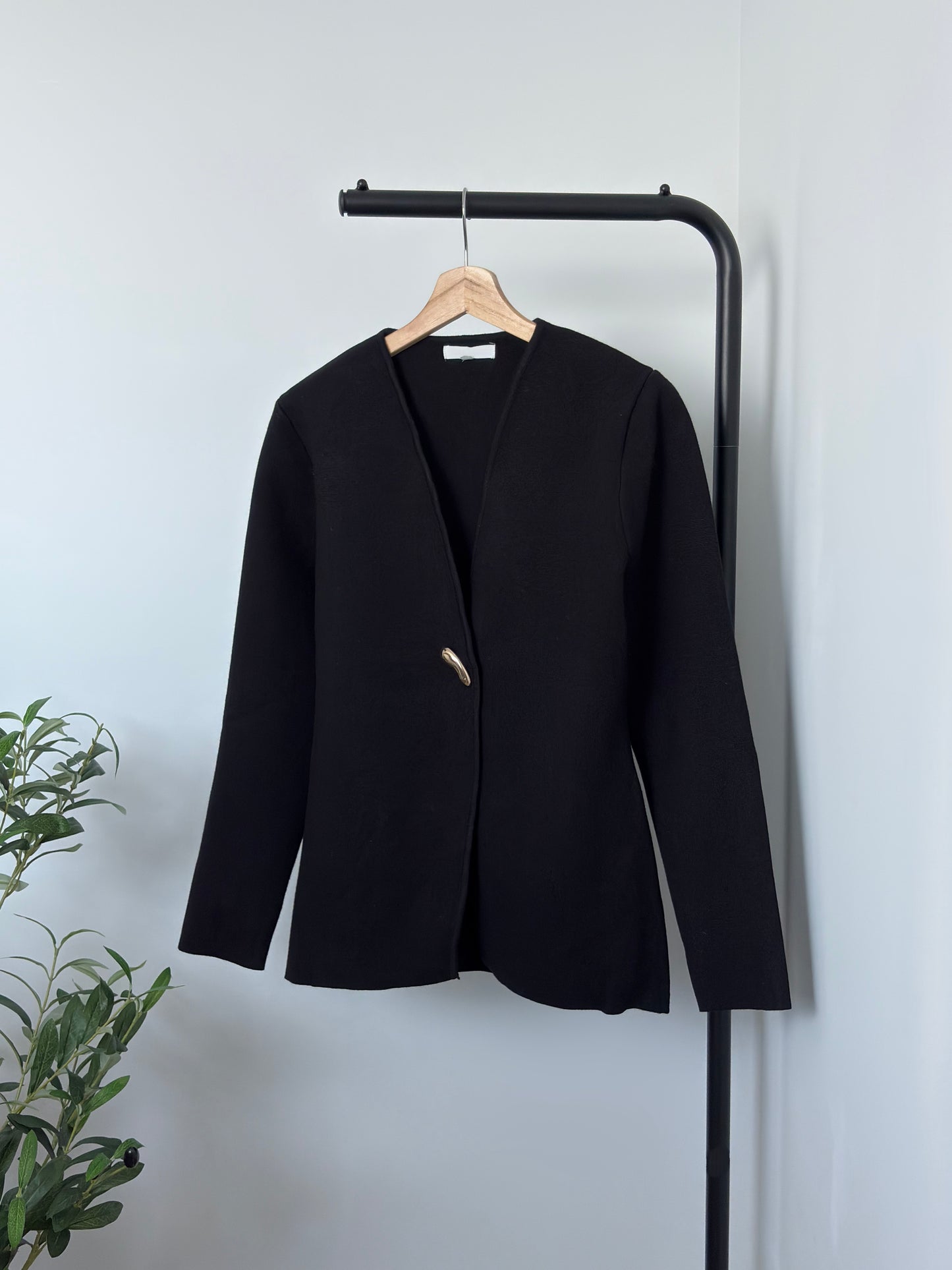 Ensemble noir cardigan bouton doré et jupe courte