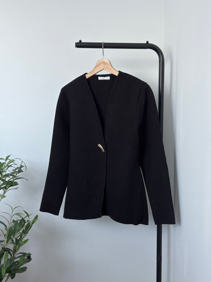 Ensemble noir cardigan bouton doré et jupe courte