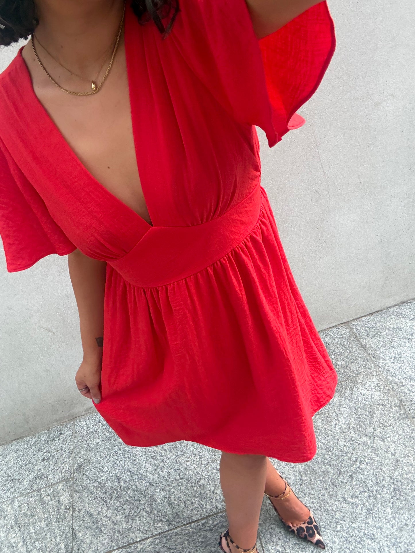 Robe courte décolletée dans le dos rouge