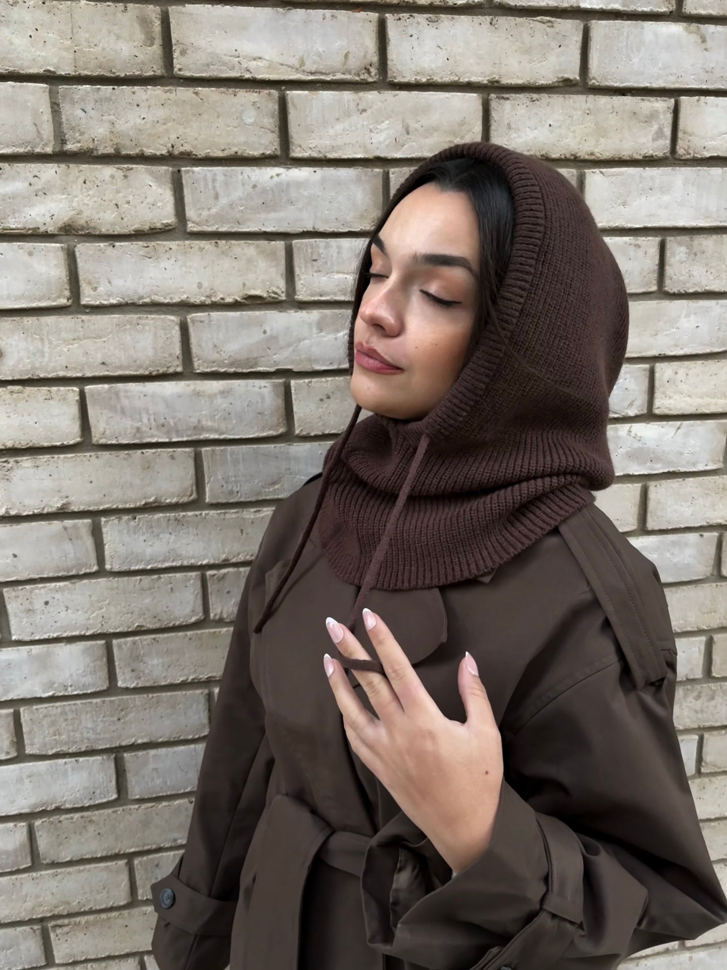 Cagoule marron en maille avec liens resserables