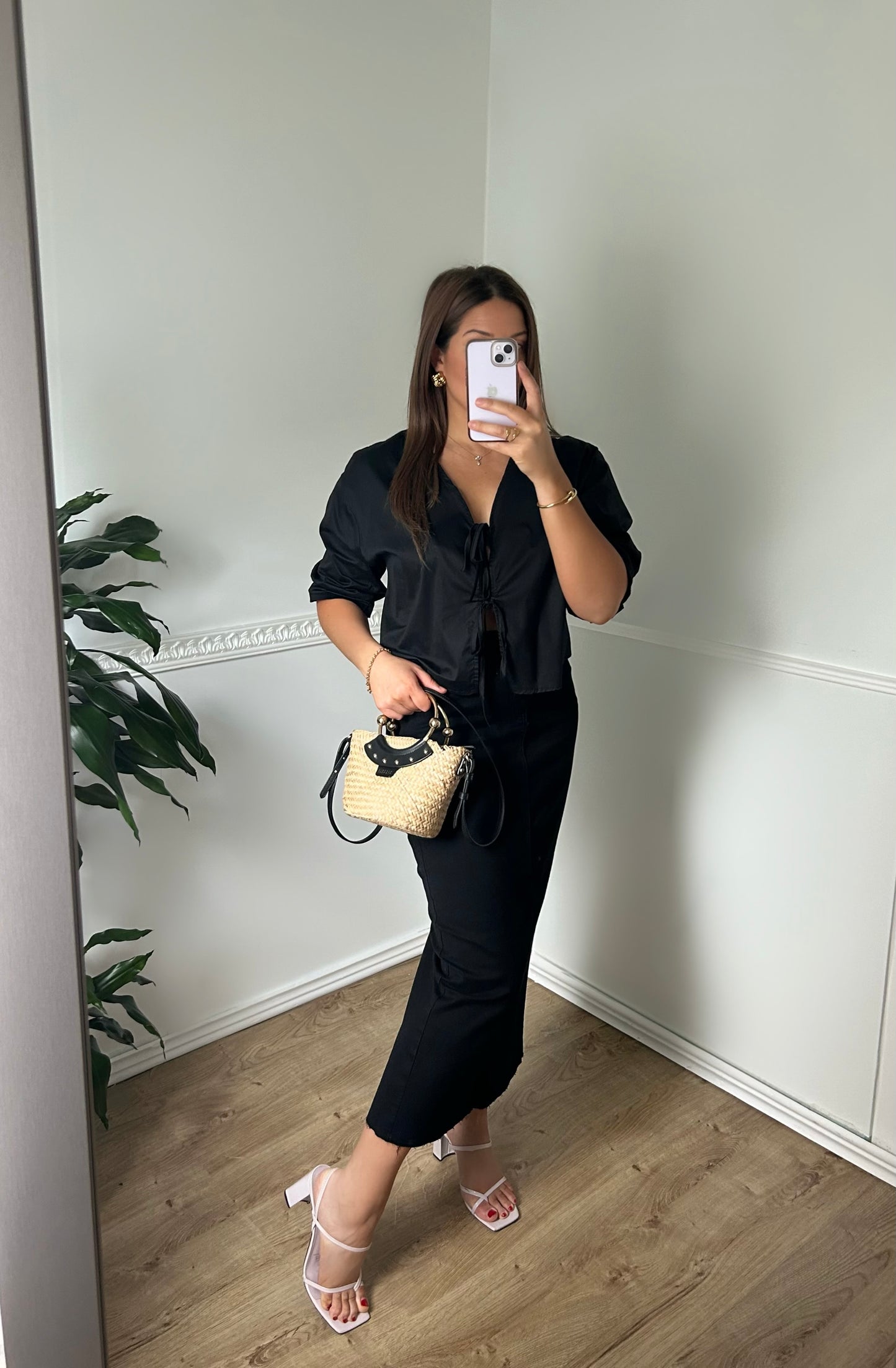 Blouse noire col V à nouer sur le devant