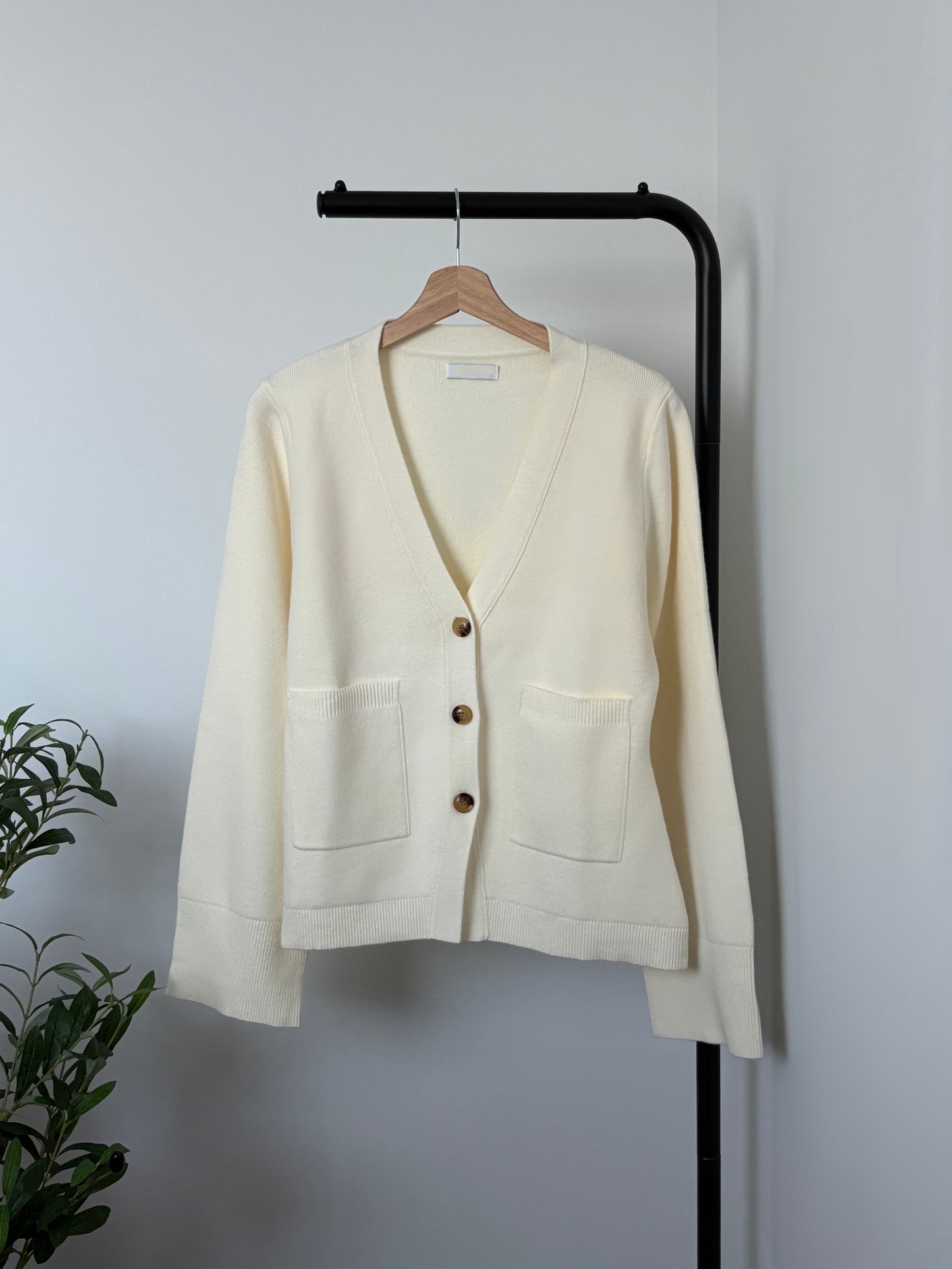 Cardigan cintré en laine col V écru