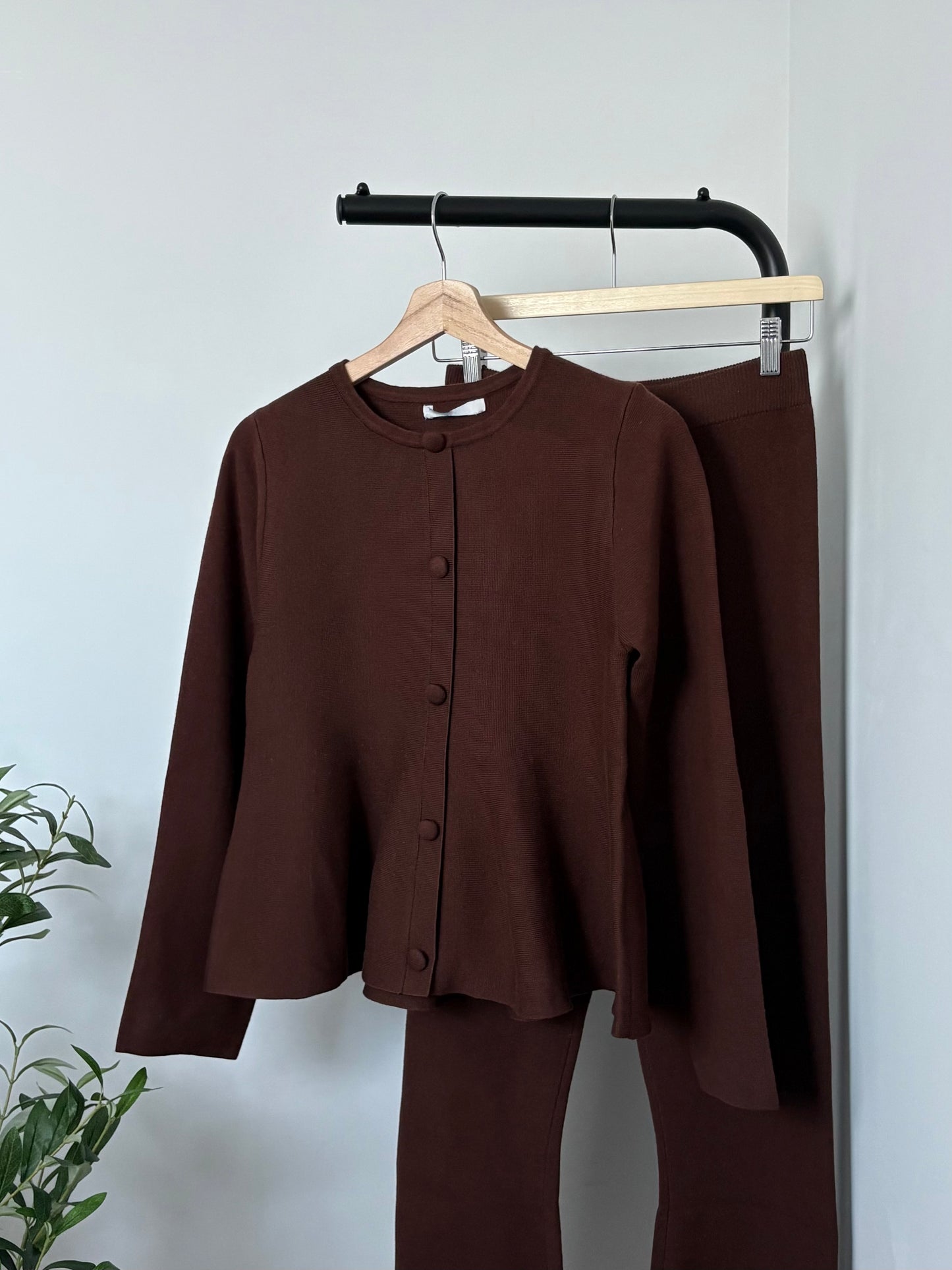 Ensemble marron pull cardigan à volant et pantalon évasé
