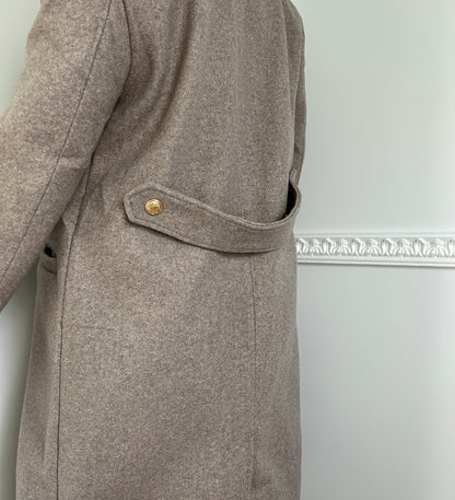 Le Manteau Long à Boutons Dorés Taupe