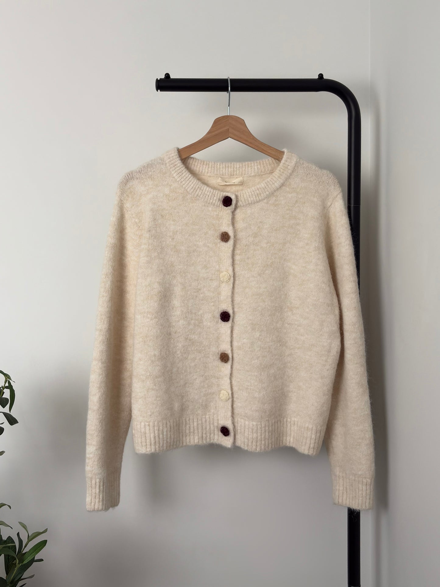 Cardigan en maille crème boutons fleurs multicolores