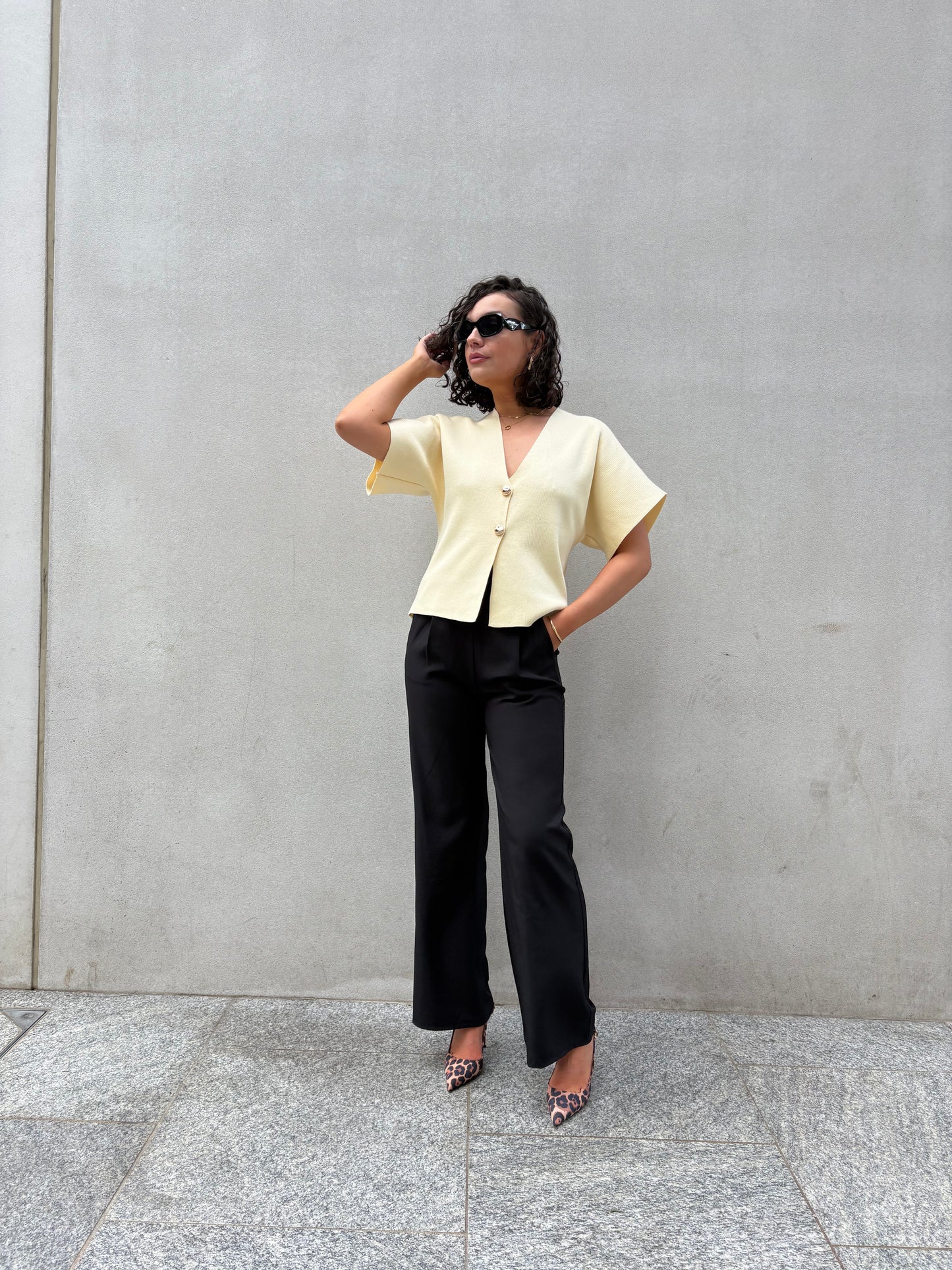 T-shirt en maille jaune pastel boutons dorés