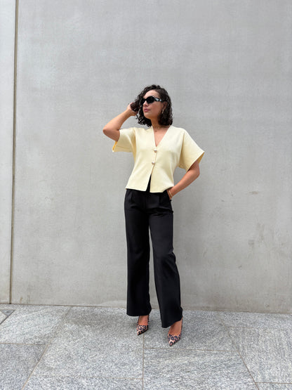 T-shirt en maille jaune pastel boutons dorés