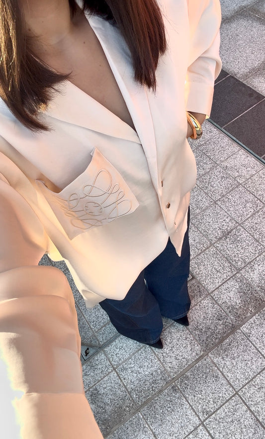 Chemise satinée crème poche brodée