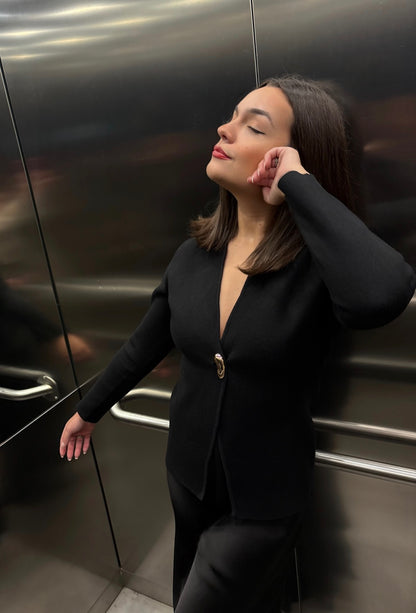 Ensemble noir cardigan bouton doré et jupe courte