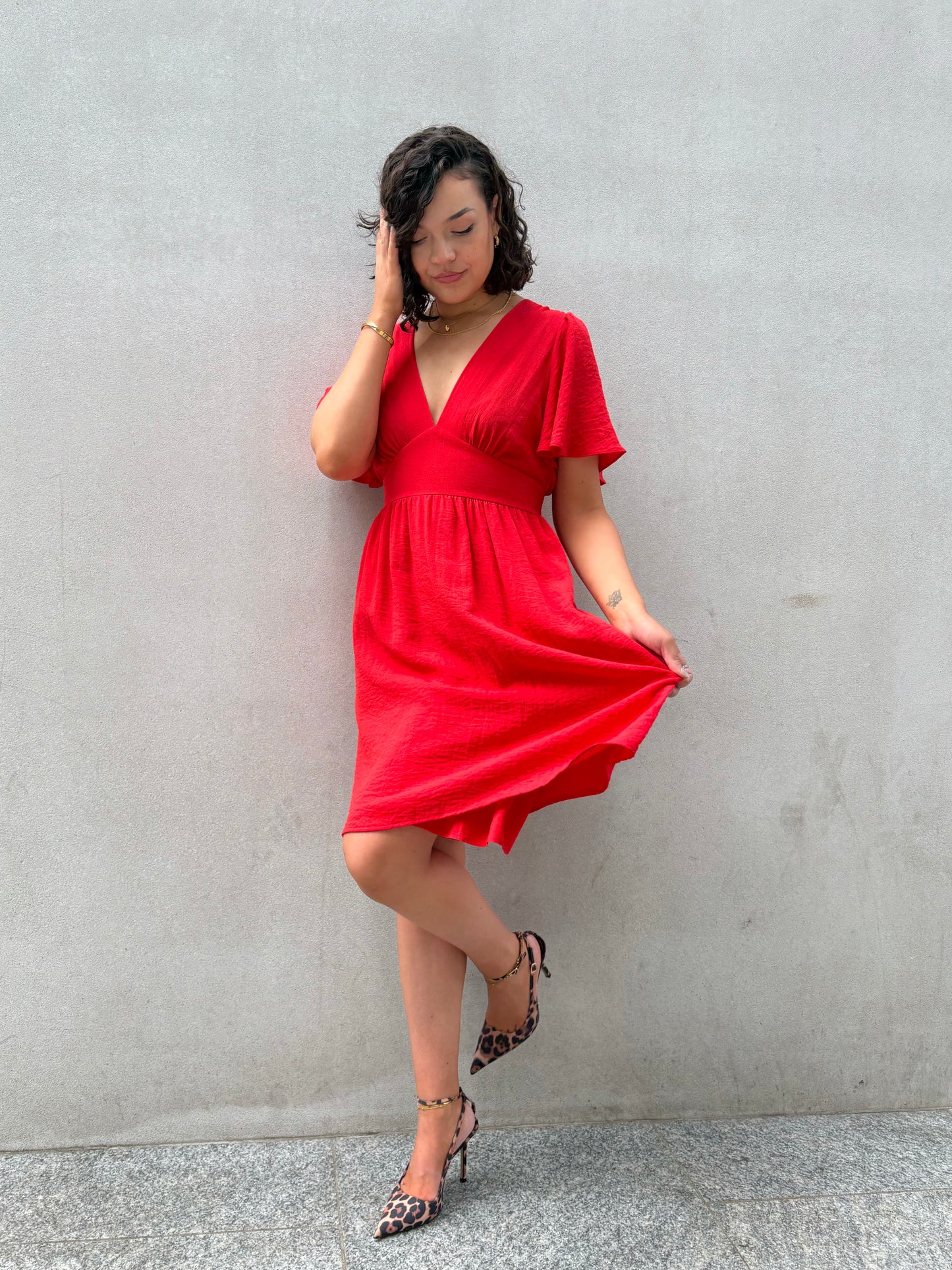 Robe courte décolletée dans le dos rouge