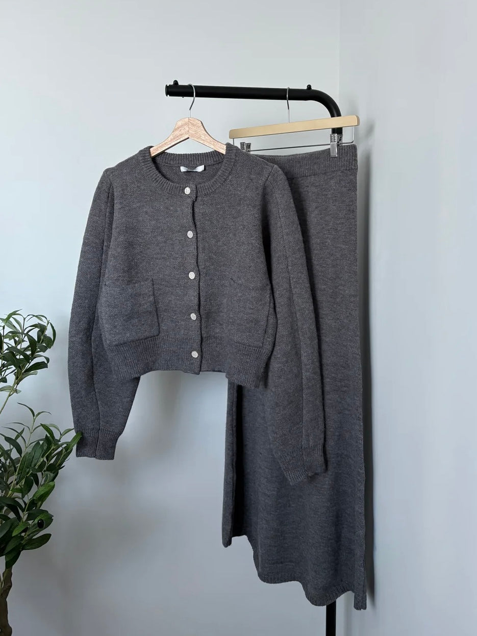 Ensemble gris cardigan et jupe longue